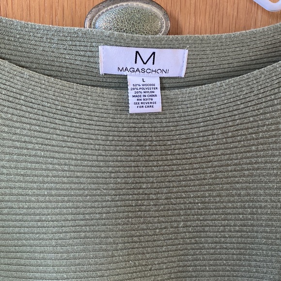 NWOT Magaschoni sweater size Large. Crop style - Picture 2 of 3